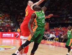 雷火电竞-冰球友谊赛焦点战：关东雄狮队大胜中原雷豹队，外线火力全开。反击锐度十足的简单介绍